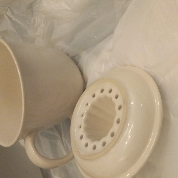 Rae Dunn Ceramic Citrus Juicer "Squeeze" Removable Lid - Picture 7 of 9